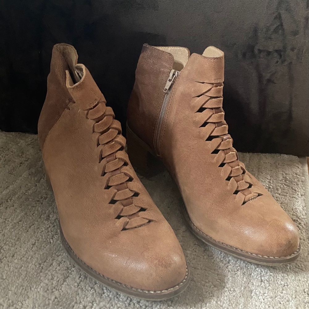 Sundance Leather Ankle Boots. Size 8.